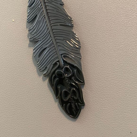 Metal Feather Keychain - Picture 4 of 5